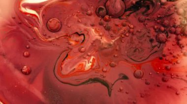 Güzel kırmızı akrilik renkler sıvıda organik olarak hareket ediyor. Soyut makro arkaplan. 