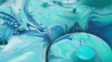 Mavi boyanın sıvıda patlamasının makro soyut arkaplanı. 