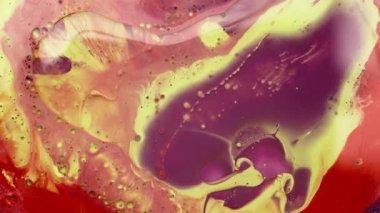 Sıvı yüzeye yayılan sıcak makro renkler. Soyut arkaplan. 