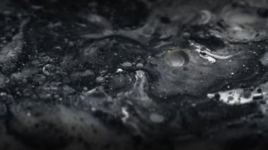 Siyah ve beyaz soyut sıvı renkler ve kabarcıklar makro arkaplan. 