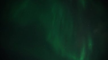 Kuzey Işıkları Aurora Borealis gece gökyüzünde dans ediyor. Zaman Uygulaması. 