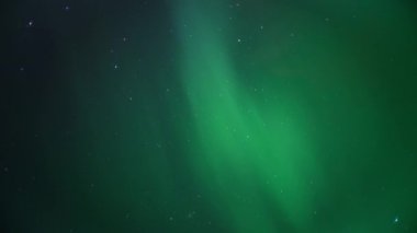 Kuzey Işıkları ışınları gece gökyüzünü yıldızlarla aydınlatıyor. Zaman Uygulaması. 