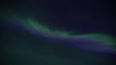 Gece gökyüzünde renkli Kuzey Işıkları Aurora Borealis beliriyor. Zaman Uygulaması. 