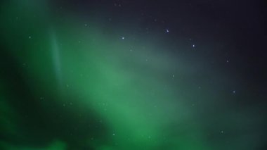 Gece gökyüzünde yeşil ve mor Kuzey Işıkları Aurora Borealis beliriyor. Zaman Uygulaması. 