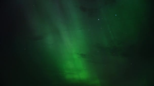 Karanlık Gece Gökyüzünde Parlayan Aurora Borealis Yeşil Işınları Zaman Uygulaması — Stok video