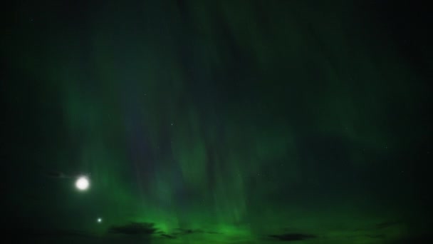 Polarlichter Erhellen Neben Mond Und Venus Den Nachthimmel Zeitraffer — Stockvideo