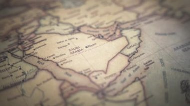Eski bir siyasi dünya haritasında Suudi Arabistan. Yavaş çekim, yay çekimini takip et. 