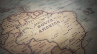 Eski bir siyasi dünya haritasında Güney Amerika kıtası. Yavaş çekim, yay çekimini takip et. 