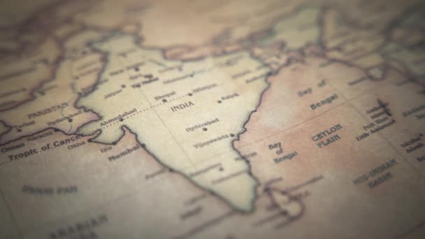 Inde Sur Une Carte Monde Politique Vintage Ralenti Poursuite Tir — Video
