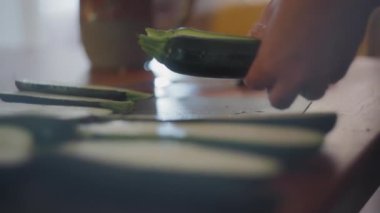 Şefin elleri kabağı pişirmek için mutfakta hazırlıyor. Yavaş çekim, yüzeysel alan derinliği. 