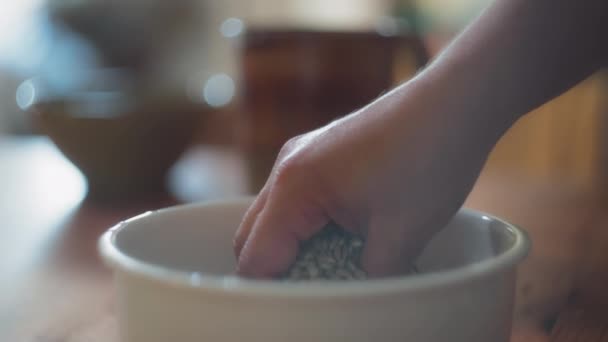 厨师们把葵花籽倒入碗里 慢动作 场浅层深度 — 图库视频影像
