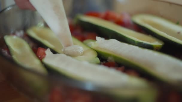 Zucchini Gevuld Met Plantaardige Zaadroom Langzame Beweging Ondiepe Scherptediepte — Stockvideo