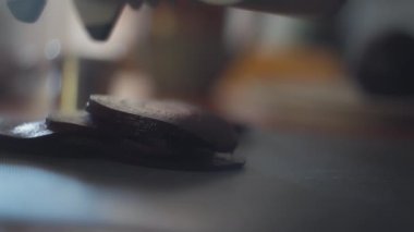Pişmiş pancar bir mandolin dilimleyicisinde dilimlenir. Yavaş çekim, yüzeysel alan derinliği. 