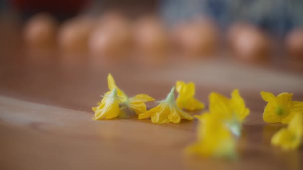 Sárga Ehető Virágok Fekszenek Konyhaasztalon Lassú Mozgás Sekély Mélység — Stock videók