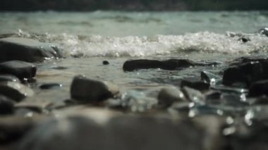 Dalgalar kayalık sahil kıyısına vuruyor. Yavaş çekim. 