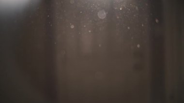 Sabah güneş ışınlarında yüzen tozlu parçacıklar mercek patlamaları yaratıyor. Yavaş çekim. 