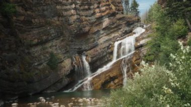 Waterton Ulusal Parkı 'ndaki güzel Cameron Falls şelalesi. Alberta, Kanada. Yavaş çekim. 