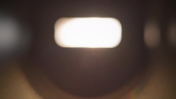 窗光中的粒子漂浮在空气中 产生透镜耀斑 慢动作 — 图库视频影像