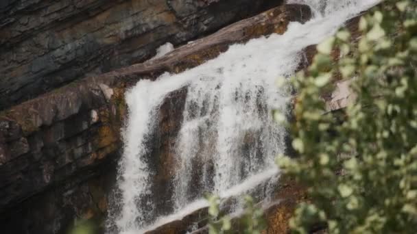 水从沃特顿国家公园的岩石上倾泻而下 慢动作 — 图库视频影像