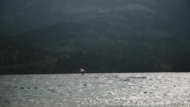 Une Personne Pratiquant Planche Voile Dans Lac Sur Fond Montagne — Video
