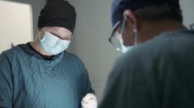Ameliyathanede ameliyat sırasında iki cerrah. Yavaş çekim. 