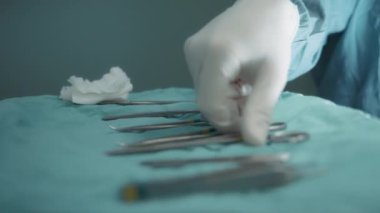 Ameliyat sırasında cerrahi aletler kullanan bir doktor. Yavaş çekim. 