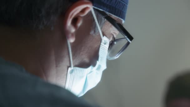 Großaufnahme Eines Männlichen Arztes Der Operationssaal Operiert Zeitlupe — Stockvideo