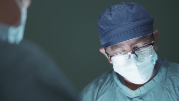 Close Van Een Mannelijke Chirurg Die Een Ingreep Uitvoert Langzame — Stockvideo