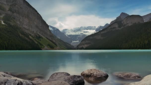 曇りの日にカナダのバンフ国立公園でルイーズ湖のタイムラプス — ストック動画