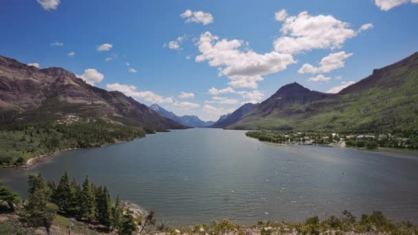 在加拿大沃特顿湖国家公园的一个阳光灿烂的夏天 山顶之间的上沃特顿湖 时间流逝 — 图库视频影像