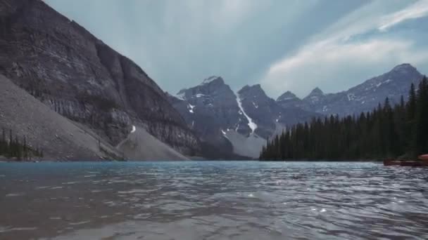 Timelapse Moraine Lake Día Nublado Parque Nacional Banff — Vídeo de stock