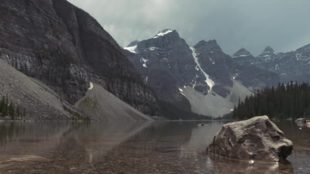Zicht Het Moraine Lake Oppervlak Een Regenachtige Bewolkte Dag Tijdsverloop — Stockvideo