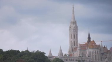 Budapeşte tarihi bölgesinde inşaat vinçleri. Yavaş çekim. 