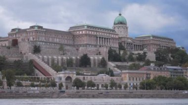 Budapeşte 'de Tuna Nehri' nin batı kıyısındaki Buda Şatosu. Yavaş çekim. 