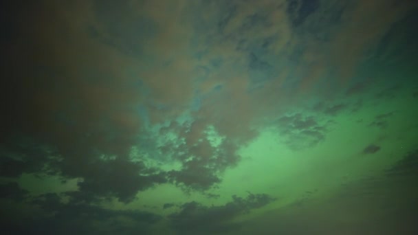 Het Noorderlicht Schijnt Achter Wolken Tijdsverloop — Stockvideo