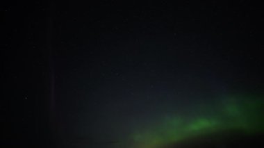 Aurora Borealis ve Steve fenomeni gece gökyüzünde dans ediyor. Zaman Uygulaması. 