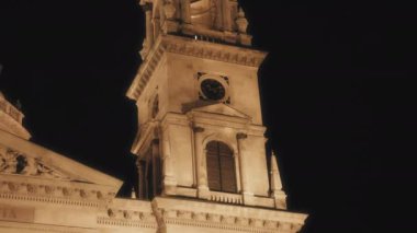 Geceleri St. Stephens Bazilikası saat kulesi. Budapeşte, Macaristan. Yavaş çekim.