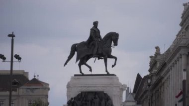 Macaristan, Budapeşte 'deki Gyula Andrassy heykeli. Yavaş çekim. 