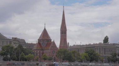 Macaristan 'ın Budapeşte kentindeki Reform Kilisesi' nin tekne manzarası. 