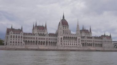 Budapeşte 'deki Macar Parlamentosu binasının nehir manzarası. Yavaş çekim. 