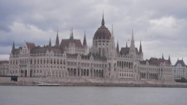 Budapeşte 'deki Macar Parlamentosu binasının nehir manzarası. Yavaş çekim. 