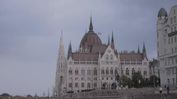Ungarisches Parlament Gegen Bewölkten Himmel Budapest Ungarn Zeitlupe — Stockvideo