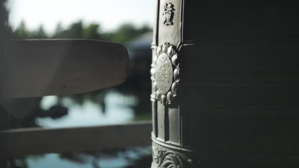 圆木和日本花园的青铜钟慢动作 — 图库视频影像