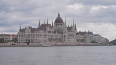 Budapeşte 'deki Macar Parlamentosu binasının tekne manzarası. Yavaş çekim. 