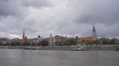 Budapeşte 'nin eski tarihi bölgesinin nehir manzarası. Yavaş çekim. 