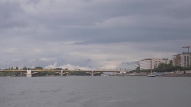 Будапештський Міст Вид Річкового Човна Похмурий День Повільний Рух — стокове відео