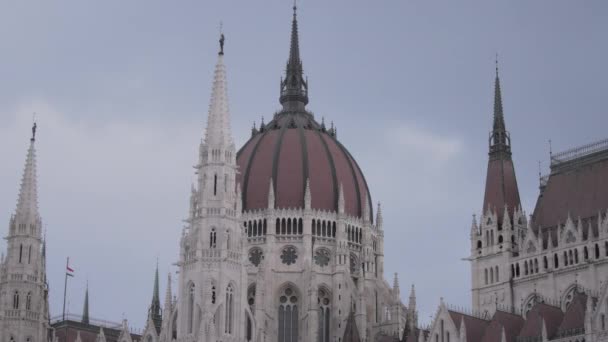 Parlamento Húngaro Día Nublado Budapest Hungría Movimiento Lento — Vídeos de Stock