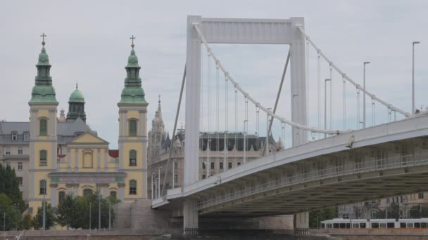 Budapeşte Macaristan Elisabeth Köprüsünün Yanındaki Kilise — Stok video
