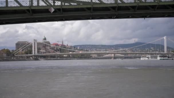 Проезд Мостом Свободы Лодке Будапеште Венгрия — стоковое видео