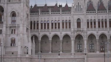 Budapeşte 'deki Macar Parlamentosu binasının dış cephesi. Yavaş çekim. 